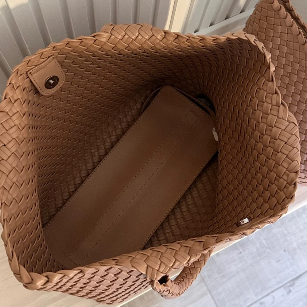 Elegant Tan Woven Tote Bag - Picture 5 of 7